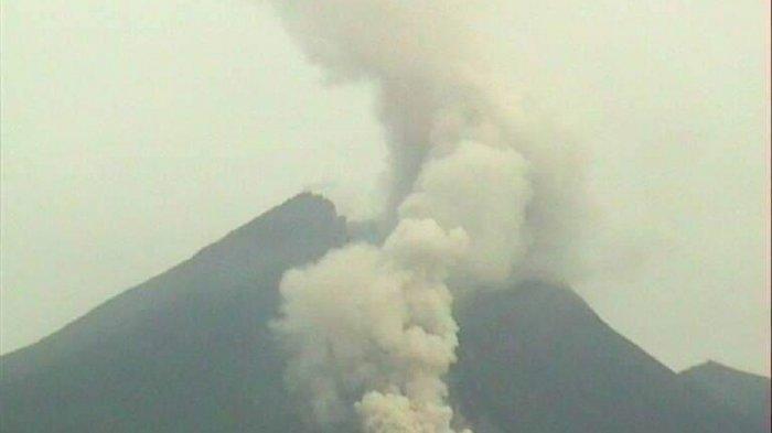 Aktivitas Gunung Merapi terpantau dari CCTV BPPTKG di Yogyakata, distadiun deles, kemalang, Klaten